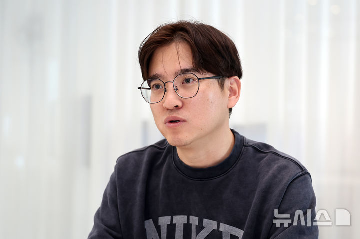 [서울=뉴시스] 김금보 기자 = 한상일 바이포엠스튜디오 영화드라마사업부문 이사가 지난 4일 서울 강남구 바이포엠스튜디오에서 뉴시스와 인터뷰를 하고 있다. 2025.03.05. kgb@newsis.com