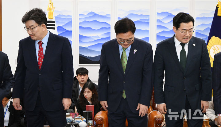 [서울=뉴시스] 조성봉 기자= 우원식 국회의장과 양당 원내대표가 지난 4일 오후 서울 여의도 국회에서 의장 주재로 열린 원내대표 회동에서 기념촬영을 하고 자리로 향하고 있다. 왼쪽부터 권성동 국민의힘 원내대표 , 우 의장, 박찬대 더불어민주당 원내대표.표. (공동취재) 2025.03.04. photo@newsis.com