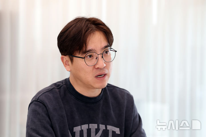 [서울=뉴시스] 김금보 기자 = 한상일 바이포엠스튜디오 영화드라마사업부문 이사가 지난 4일 서울 강남구 바이포엠스튜디오에서 뉴시스와 인터뷰를 하고 있다. 2025.03.05. kgb@newsis.com