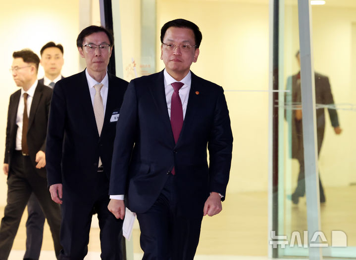 [서울=뉴시스] 조수정 기자 = 최상목 대통령 권한대행 부총리 겸 기획재정부 장관이 4일 서울 중구 동대문디자인플라자에서 열린 제59회 납세자의 날 기념식에 입장하고 있다. 2025.03.04. chocrystal@newsis.com