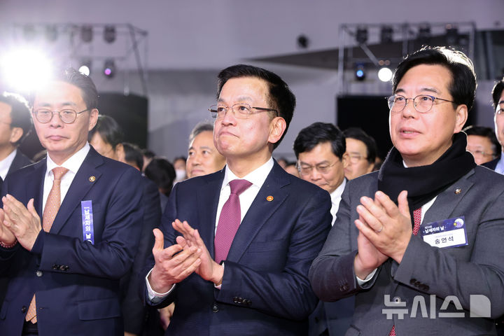 [서울=뉴시스] 조수정 기자 = 최상목 대통령 권한대행 부총리 겸 기획재정부 장관이 4일 서울 중구 동대문디자인플라자에서 열린 제59회 납세자의 날 기념식에서 박수치고 있다. 2025.03.04. chocrystal@newsis.com