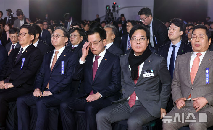 [서울=뉴시스] 조수정 기자 = 최상목 대통령 권한대행 부총리 겸 기획재정부 장관이 4일 서울 중구 동대문디자인플라자에서 열린 제59회 납세자의 날 기념식에서 안경을 고쳐쓰고 있다. 2025.03.04. chocrystal@newsis.com