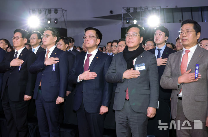 [서울=뉴시스] 조수정 기자 = 최상목 대통령 권한대행 부총리 겸 기획재정부 장관이 4일 서울 중구 동대문디자인플라자에서 열린 제59회 납세자의 날 기념식에서 국기에 경례하고 있다. 2025.03.04. chocrystal@newsis.com