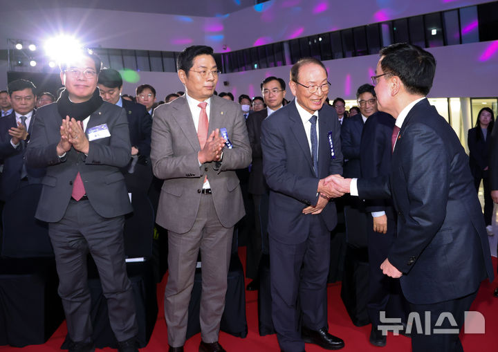 [서울=뉴시스] 조수정 기자 = 최상목 대통령 권한대행 부총리 겸 기획재정부 장관이 4일 서울 중구 동대문디자인플라자에서 열린 제59회 납세자의 날 기념식에 입장하며 참석자들과 인사하고 있다. 2025.03.04. chocrystal@newsis.com