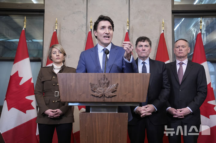 [오타와=AP/뉴시스] 지난 4일(현지 시간) 쥐스탱 트뤼도 캐나다 총리가 오타와에서 미국의 관세 부과에 대한 기자회견을 하고 있다. 2025.03.06.
