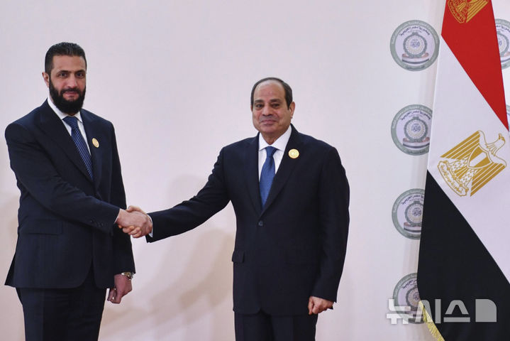 [카이로=AP/뉴시스] 압델 파타 엘시시(오른쪽) 이집트 대통령이 4일(현지시간) 카이로에서 열린 아랍연맹(AL) 특별 정상회의에 참석한 아흐메드 알샤라 시리아 과도정부 대통령과 악수하고 있다. 2025.03.05