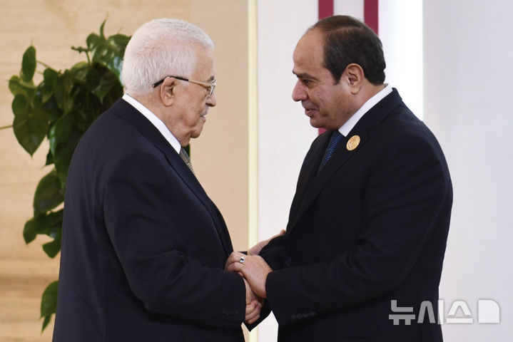 [카이로=AP/뉴시스] 압델 파타 엘시시(오른쪽) 이집트 대통령이 3월 4일 이집트 카이로에서 열린 아랍연맹(AL) 특별 정상회의에 참석한 마무드 아바스 팔레스타인 자치정부(PA) 수반과 인사하고 있다. 엘시시대통령은 파키스탄의 셰바즈 샤리프총리와 5월 20일 전화회담에서 인도-파키스탄의 정전과 가자지구 사태에 대해 논의했다. 2025. 05. 21. 