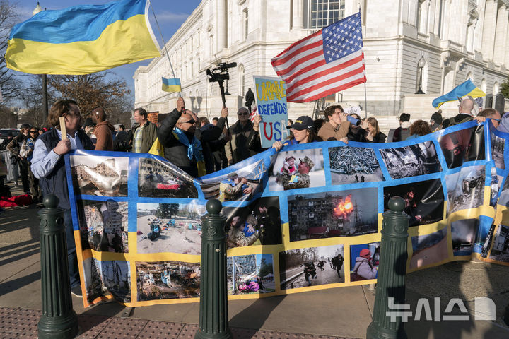 [워싱턴=AP/뉴시스] 4일(현지 시간) 도널드 트럼프 미국 대통령의 상·하원 합동회의 연설을 앞두고 시위대가 워싱턴 의사당 인근에서 반트럼프 시위를 벌이고 있다. 트럼프 대통령은 이날 2기 행정부 출범 이후 처음으로 의회 합동 연설에 나선다. 2025.03.05.