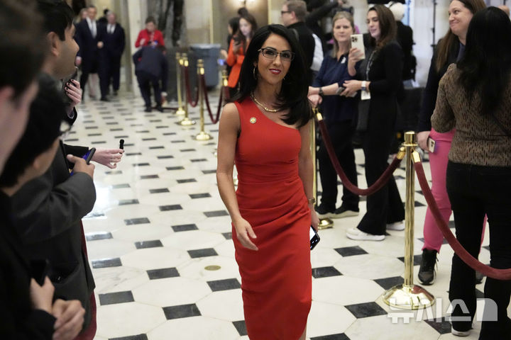 [워싱턴=AP/뉴시스]성범죄자 제프리 엡스타인 수사 파일 공개를 요구하는 법안 표결 청원에 서명한 로렌 보버트 미 공화당 하원의원. 백악관이 그를 상대로 서명 철회를 강력히 압박하고 있다. 2025.11.13. 