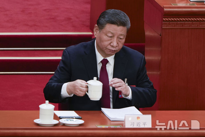 [베이징=AP/뉴시스] ﻿﻿중국이 미국발 관세 공격에 보복 관세, 수출 통제 등 보복조치를 취한 가운데 미국의 관세 조치에 대응할 여력이 충분히 남아있다는 분석이 제기됐다. 사진은 시진핑 중국 국가주석이 5일 베이징 인민대회당에서 열린 전국인민대표대회 개막식에 참석해 차를 마시는 모습. 2025.04.08