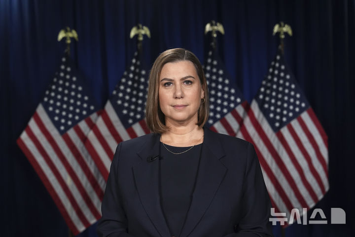 [와이언도트(미 미시간주)=AP/뉴시스]얼리사 슬롯킨 미 민주당 상원의원이 4일(현지시각) 미시간주 와이언도트에서 이날 도널드 트럼프 대통령의 의회 합동 연설에 대한 민주당의 반박 연설을 하고 있다. 그녀는 지난주 도널드 트럼프 대통령과 JD 밴스 부통령이 백악관에서 볼로디미르 젤렌스키 우크라이나 대통령과 격렬한 말다툼을 벌인 것에 대해 "로널드 레이건 전 대통령이 무덤 속에서 뒤집어질 것"이라고 맹비난했다. 2025.03.06.