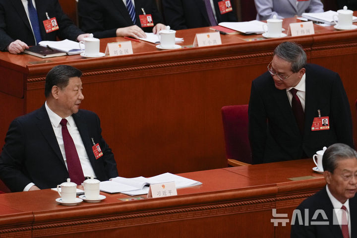 [베이징=AP/뉴시스] 중국의 국정 운영 방침을 확정하는 연례 최대 정치행사인 양회(전국인민대표대회·전국인민정치협상회의)가 다음 달 4일 베이징에서 막을 올린다. 사진은 3월 5일 전인대 개막식에서 리창 총리(오른쪽)가 시진핑 국가주석에게 인가하는 모습. 2026.02.23