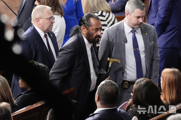 [워싱턴=AP/뉴시스]4일(현지 시간) 워싱턴 국회의사당에서 앨 그린 민주당 하원의원이 도널드 트럼프 대통령 연설 중 항의하다가 퇴장 당하고 있다.&nbsp; 2025.03.05.