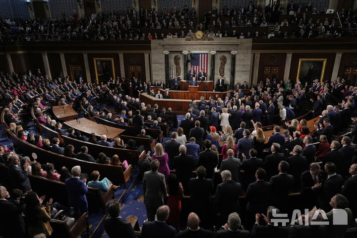 [워싱턴=AP/뉴시스] 도널드 트럼프 미국 대통령이 4일(현지 시간) 의회에서 상·하원 합동 연설을 하자 공화당(오른쪽) 의원들이 기립박수를 하고 있다. 왼쪽은 민주당 의원들. 2025.03.06.