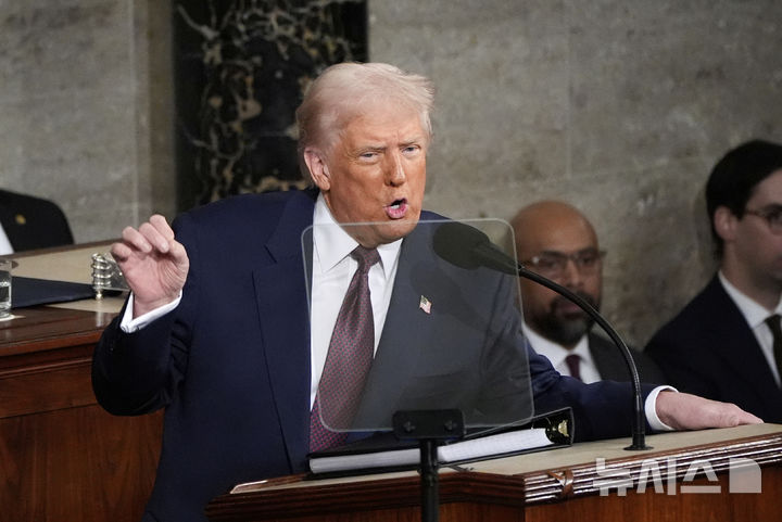 [워싱턴=AP/뉴시스] (기사와 무관한 사진) 도널드 트럼프 미국 대통령이 4일(현지 시간) 미국 워싱턴DC 국회의사당에서 의회 상하원 합동 연설을 진행하고 있다. 2025.03.05.
