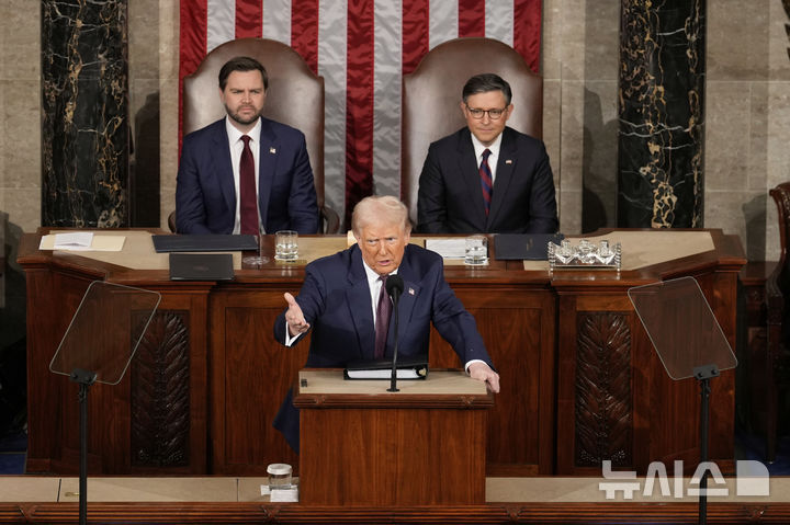 미국인 55%, "트럼프가 미국을 잘못 이끈다"