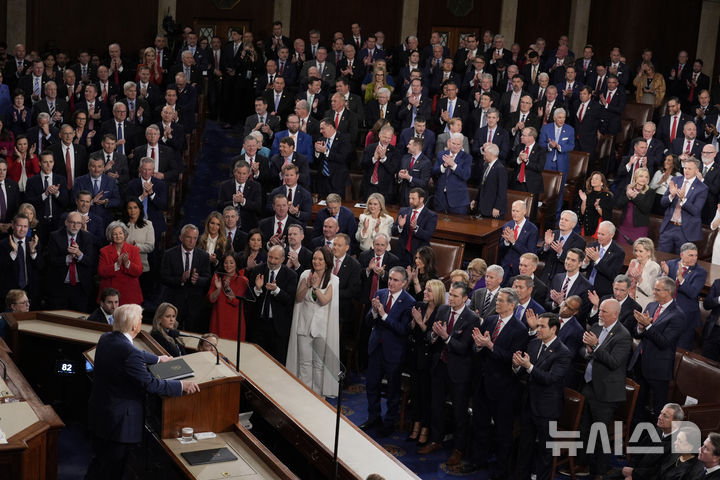 [워싱턴=AP/뉴시스] 도널드 트럼프 미국 대통령이 4일(현지 시간) 의회에서 상·하원 합동 연설을 하고 있다. 2025.03.06.
