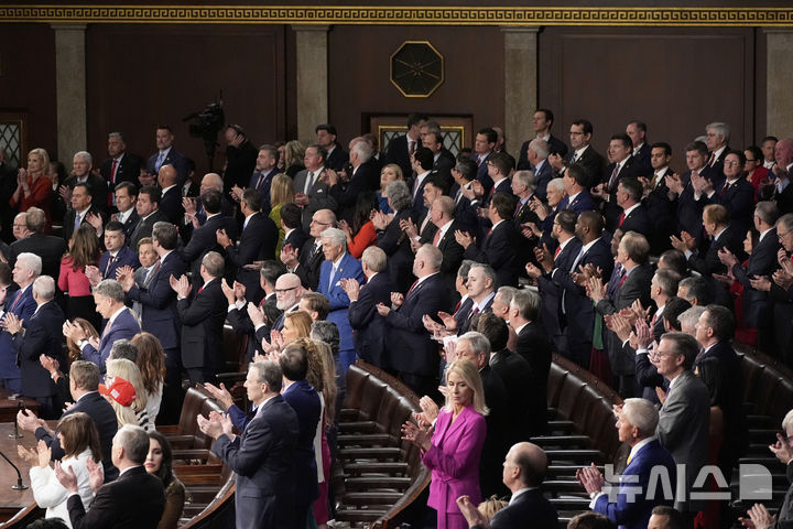 [워싱턴=AP/뉴시스] 도널드 트럼프 미국 대통령이 4일(현지 시간) 의회에서 상·하원 합동 연설을 하자 공화당 의원들이 기립박수를 치고 있다. 2025.03.05.