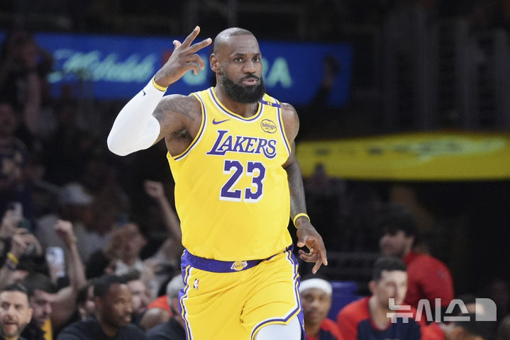 [로스앤젤레스=AP/뉴시스] 미국프로농구(NBA) 로스앤젤레스(LA) 레이커스의 르브론 제임스. 2025.03.04.