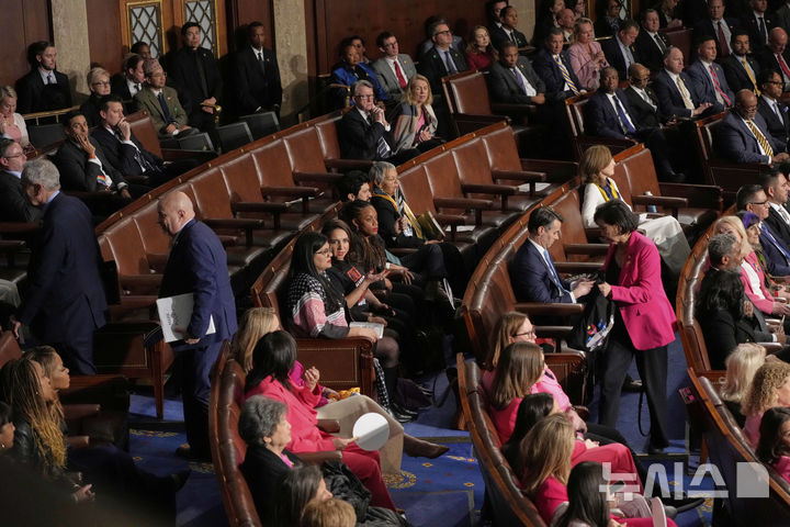 [워싱턴=AP/뉴시스] 도널드 트럼프 미국 대통령이 4일(현지 시간) 워싱턴 의회에서 상·하원 합동 연설을 하는 동안 민주당 의원들이 퇴장하고 있다. 2025.03.05.