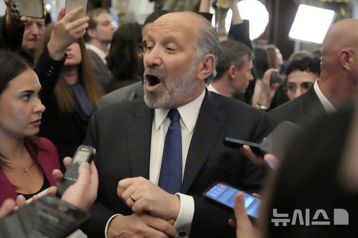 [워싱턴=AP/뉴시스]하워드 러트닉 미국 상무장관이 지난 4일 의회에서 기자들과 대화하고 있다. 2025.03.10.