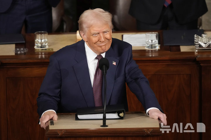 [워싱턴=AP/뉴시스] (기사와 무관한 사진) 도널드 트럼프 미국 대통령이 지난 4일 미 워싱턴 국회의사당에서 열린 의회 합동 회의에서 연설하는 모습. 