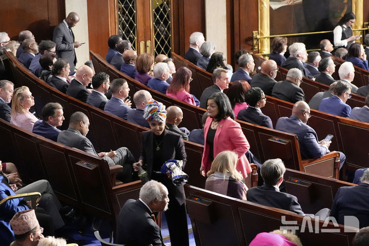 [워싱턴=AP/뉴시스] 도널드 트럼프 미국 대통령이 4일(현지 시간) 워싱턴 의회에서 상·하원 합동 연설을 하는 동안 민주당 의원들이 퇴장하고 있다. 2025.03.05.