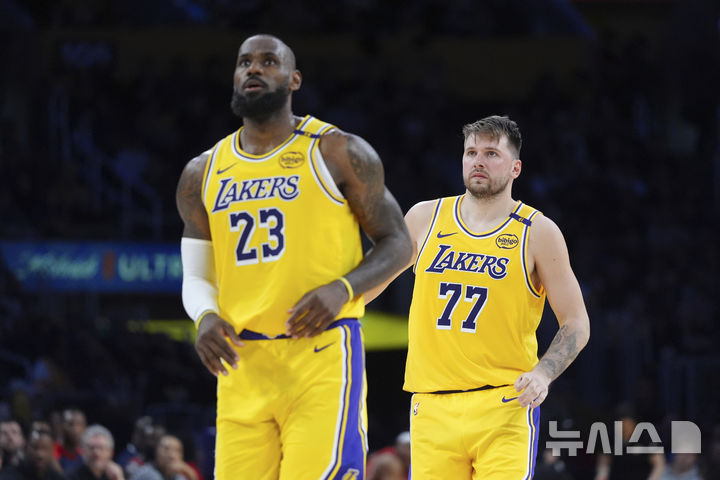 [로스앤젤레스=AP/뉴시스] 미국프로농구 로스앤젤레스(LA) 레이커스의 르브론 제임스(왼쪽), 루카 돈치치. 2025. 3. 4.