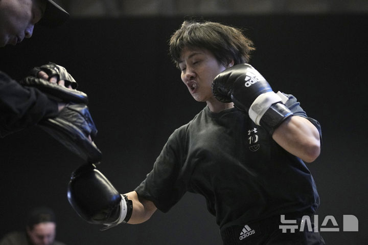 [런던=AP/뉴시스] 신보미레가 지난 4일(현지 시간) 영국 런던에서 세계복싱평의회(WBC) 여자 라이트급(61.2kg) 타이틀 도전을 앞두고 공개 훈련하고 있다. WBC 1위인 신보미레(31)는 오는 7일 런던의 로열 앨버트 홀에서 챔피언 캐롤라인 뒤부아(영국·24)에게 도전한다. 2025.03.06.