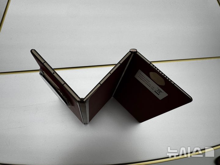 [바르셀로나(스페인)=뉴시스] 화웨이가 MWC25에서 공개한 세계 최초 트리폴드폰 '메이트 XT'의 모습. (사진=심지혜 기자)