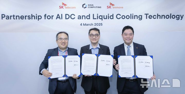 [바르셀로나(스페인)=뉴시스]SK텔레콤은 MWC25에서 액체 냉각 분야의 선두주자인 기가 컴퓨팅, SK엔무브와 차세대 냉각 기술 개발을 위한 업무협약(MOU)을 체결했다고 5일(현지시간) 밝혔다. 왼쪽부터 양승현 SK AI R&D센터장, 다니엘 후 기가 컴퓨팅 사장, 김대중 SK엔무브 그린사업실장. (사진=SK텔레콤 제공)