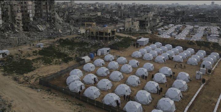 [가자지구=AP/뉴시스] 3년여 전쟁으로 폐허가 된 가자지구에 난민 텐트가 즐비하게 늘어서 있다. 2025.03.05. *재판매 및 DB 금지