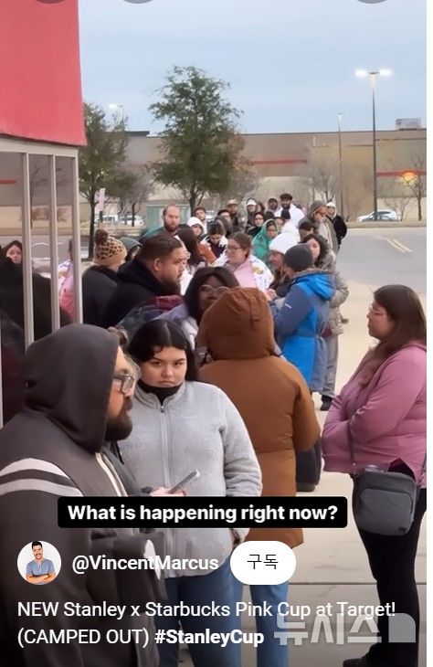 [서울=뉴시스]지난해 1월 스타벅스가 출시한 '스탠리 러브 켄처 텀블러'를 구매하기 위해 매장 앞에서 기다리는 사람들. (사진 = 유튜브 캡처)