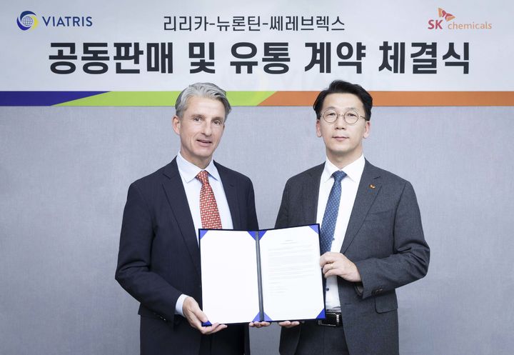 [서울=뉴시스] 오른쪽부터 SK케미칼 박현선 Pharma 사업대표, 비아트리스 코리아 빌 슈스터 대표이사가 계약을 체결한 후 기념사진을 촬영했다. (사진=SK케미칼 제공) 2025.03.05. photo@newsis.com *재판매 및 DB 금지