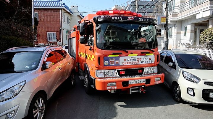 [창원=뉴시스] 강경국 기자 = 경남 창원시 성산구 용호동 가로수길 주택가에서 소방차량이 출동로 확보 훈련을 하고 있다. (사진=창원시청 제공). 2025.03.05. photo@newsis.com *재판매 및 DB 금지