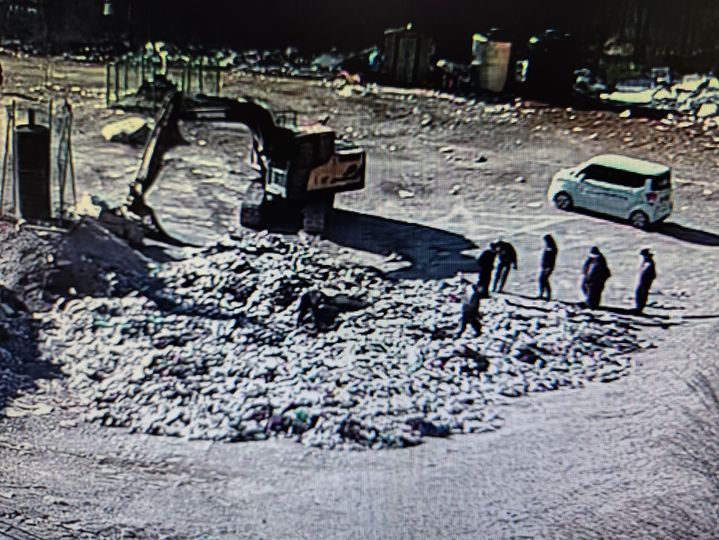 [세종=뉴시스] 환경미화원들이 돈을 찾기 위해 쓰레기 소각장에서 작업 중인 당시 cctv영상 캡처본 (사진=세종시 제공).2024.03.05. photo@newsis.com *재판매 및 DB 금지