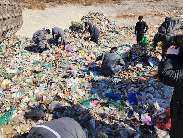 [세종=뉴시스] 돈을 찾기 위해 쓰레기 소각장에서 작업 중인 당시 환경미화원 모습 (사진=세종시 제공).2024.03.05. photo@newsis.com *재판매 및 DB 금지