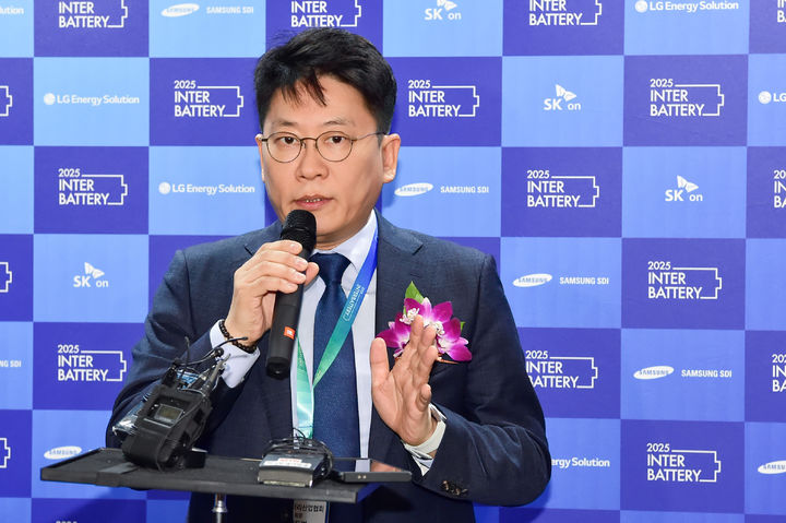 [서울=뉴시스] 김동명 LG에너지솔루션 대표이사가 5일 오전 서울 강남 코엑스에서 열린 인터배터리에 참석하며 취재진의 질문에 답하고 있다. (사진=LG에너지솔루션 제공) 2025.3.5. photo@newsis.com *재판매 및 DB 금지