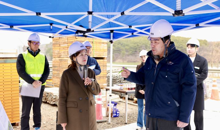 [보령=뉴시스] 김동일(오른쪽) 보령시장이 해빙기 공사 재개 시기에 맞춰 5일 관내 사업장을 방문, 공사 진행상황을 듣고 있다. (사진=보령시청 제공) 2025.03.05. photo.newsiscom *재판매 및 DB 금지