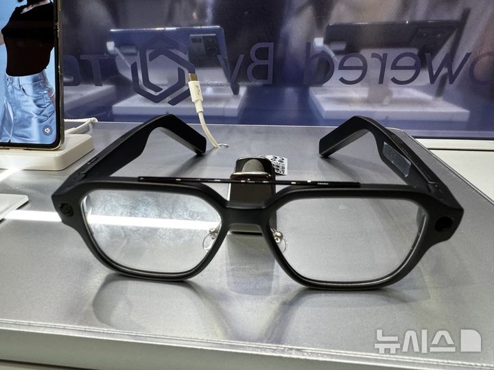 [사진=뉴시스] 심지혜 기자 = 중국 기업 테크노가 스페인 바르셀로나에서 열린 MWC25에서 AR 글래스 시제품을 전시했다. siming@newsis.com