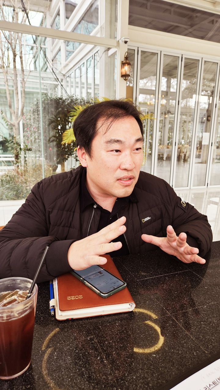 [창원=뉴시스] 강경국 기자 = 경남 창원특례시 문화관광체육국 관광과 이동근(45) 주무관이 인터뷰를 하고 있다. 2025.03.05. kgkang@newsis.com *재판매 및 DB 금지