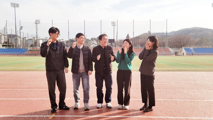 [창원=뉴시스] 강경국 기자 = 경남 창원특례시 문화관광체육국 관광과 이동근(45) 주무관이 제63회 진해군항제를 준비하는 축제팀 직원들과 담소를 나누고 있다. 2025.03.05. kgkang@newsis.com *재판매 및 DB 금지