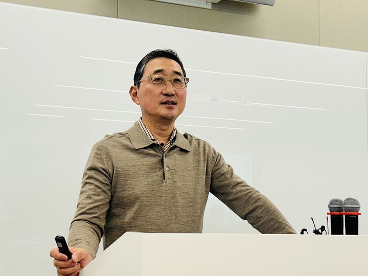 함기호 아마존웹서비스(AWS) 코리아 대표가 5일 서울 역삼동 사무실에서 열린 신년간담회에서 발표하고 있다(사진=송혜리 기자) *재판매 및 DB 금지