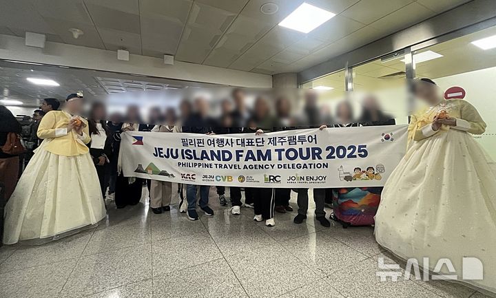 [제주=뉴시스] 지난 2월28일 제주국제공항에서 제주~필리핀 전세기 첫 운항 환영 행사가 열린 모습. (사진=제주도청 제공) photo@newsis.com *재판매 및 DB 금지