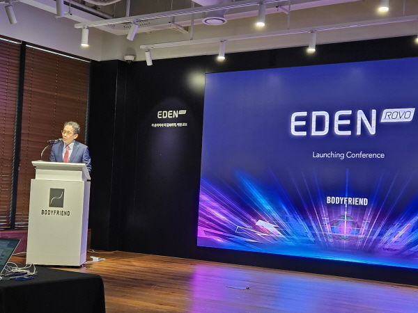 [서울=뉴시스] 송종호 기자= 지성규 바디프랜드 부회장이 5일 서울 강남구 도곡본사에서 열린 신제품 출시 간담회에 참석해 ‘에덴로보’에 대해 설명하고 있다. 2025.03.05. song@newsis.com *재판매 및 DB 금지