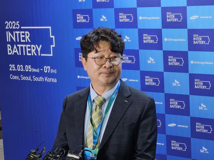 [서울=뉴시스] 엄기천 포스코퓨처엠 대표가 5일 오전 서울 강남 코엑스에서 열린 국내 최대 배터리 산업 전시회 인터배터리에 참석하며 취재진 질문에 답하고 있다. (사진=공동취재단) 2025.3.5. photo@newsis.com *재판매 및 DB 금지