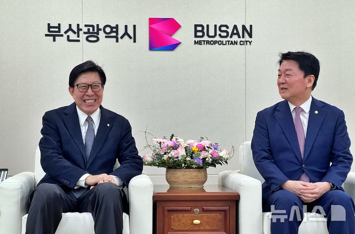 [부산=뉴시스] 원동화 기자 = 5일 부산을 방문한 국민의힘 안철수(오른쪽) 국회의원이 연제구 부산시청을 찾아 박형준 부산시장을 예방했다. 안 의원은 부산의 현안인 산업은행법, 글로벌도시특별법에 대해 국회에서 반드시 통과시키겠다고 밝혔다. 2025.03.05. dhwon@newsis.com