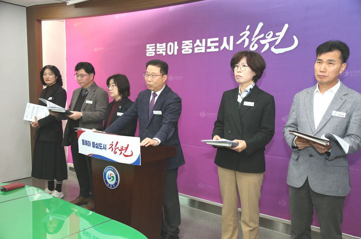 [창원=뉴시스] 강경국 기자 = 정현섭 경남 창원시 진해구청장이 5일 창원시청 프레스센터에서 제63회 진해군항제 개최와 관련해 브리핑을 하고 있다. (사진=창원시청 제공). 2025.03.05. photo@newsis.com *재판매 및 DB 금지