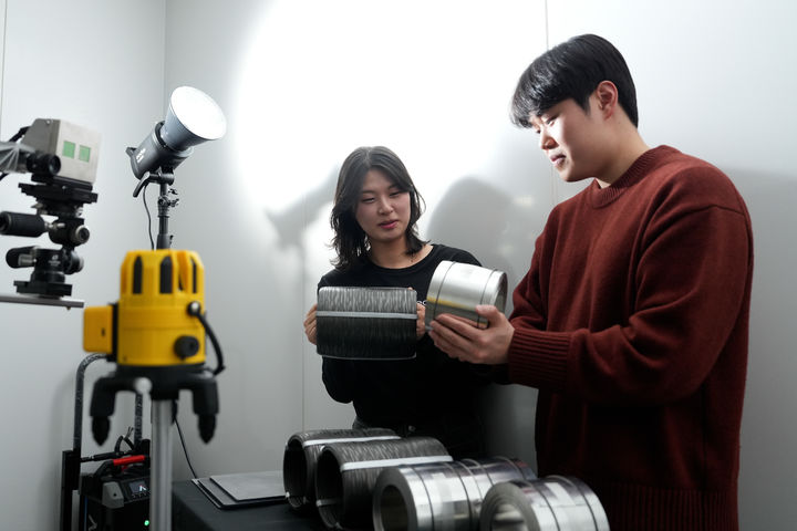 포스코DX AI 연구원들이 판교사옥 광학실험실에서 코일 상하차 현장의 빛, 거리 등 물리 환경을 시험하고 있다.(사진=포스코DX 제공) *재판매 및 DB 금지