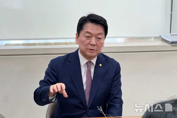 [부산=뉴시스] 원동화 기자 = 국민의힘 안철수 국회의원이 5일 부산 연제구 부산시의회 기자실을 찾아 기자간담회를 가졌다. 2025.03.05. dhwon@newsis.com